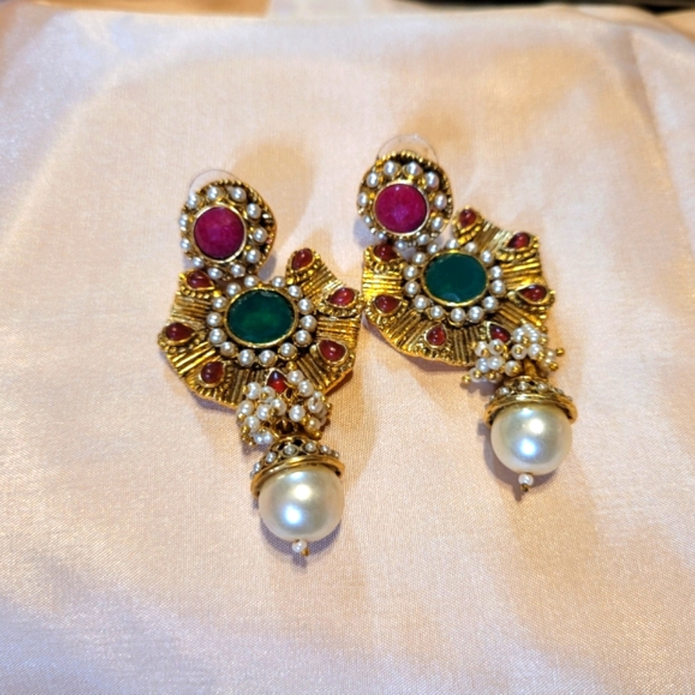 Sia Earrings - Picture 3 of 5